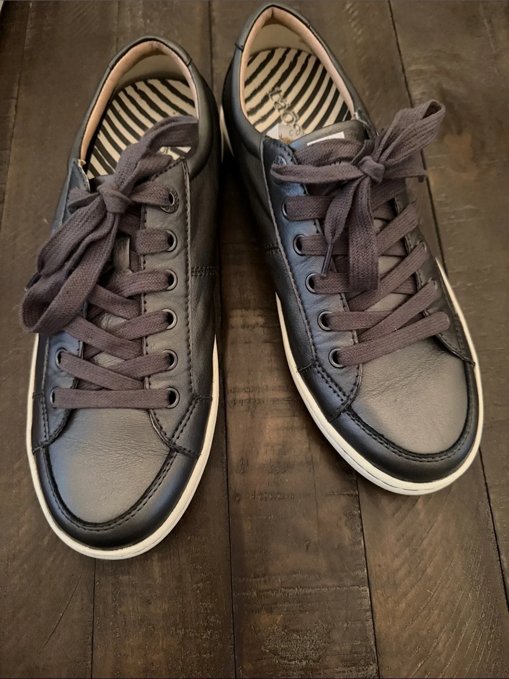 Taos Footwear Men's Low-Top Sneaker in Gray and Cream